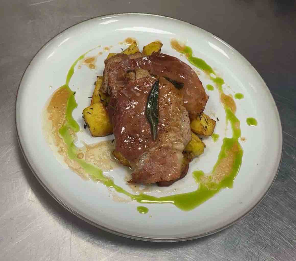 Pečené teľacie stehno s pečenými zemiakmi