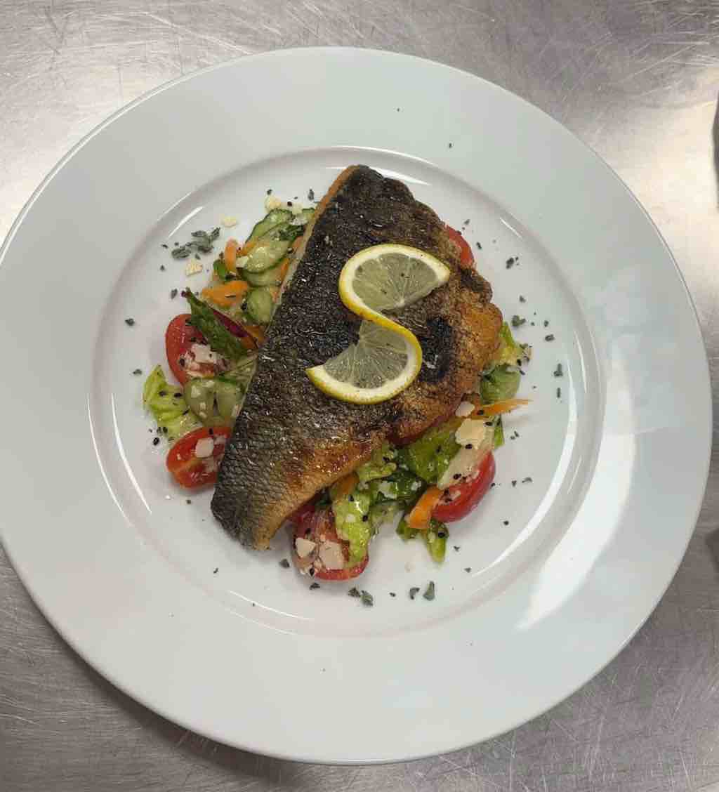 Pečený morský vlk so šalátom