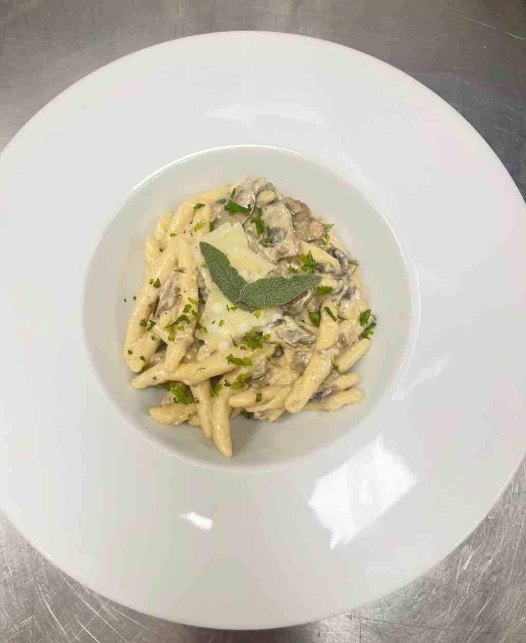 Fusili corti s hubovou omáčkou