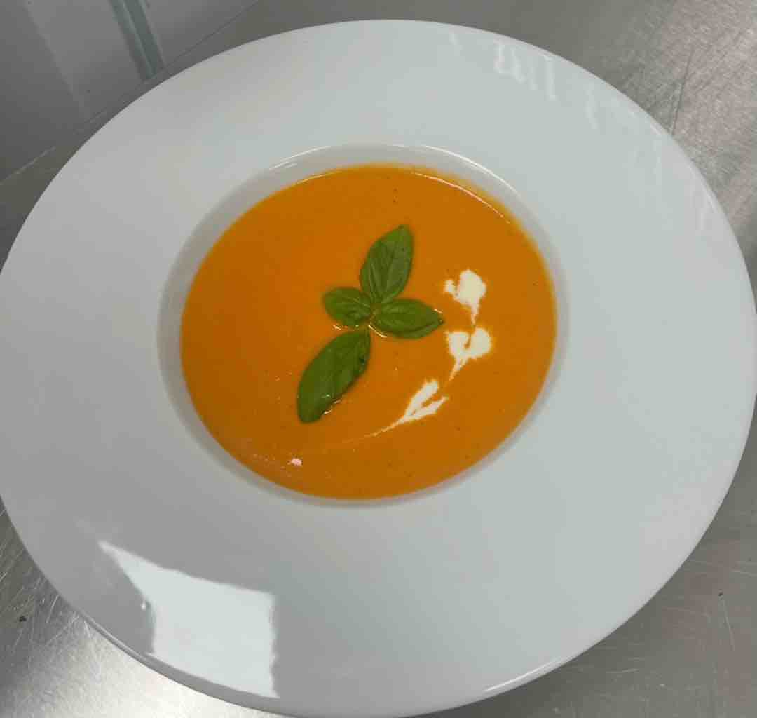 Krémová paradajkovo-bazalková polievka